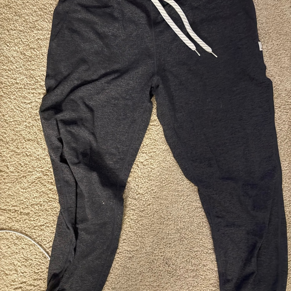 Vuori woman’s Charcoal Joggers - Picture 1 of 4